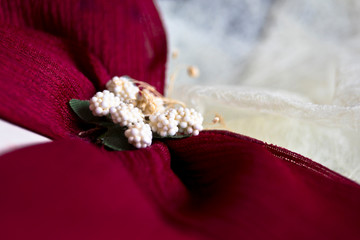 Lazada roja con adornos de pequeñas flores para vestido blanco