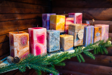 Naturalne pachnące aromatycznie świeczki na świątecznym targu w Krakowie - obrazy, fototapety, plakaty