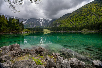 Jezioro Laghi di Fusine w pochmurny dzień, Alpy, Włochy 