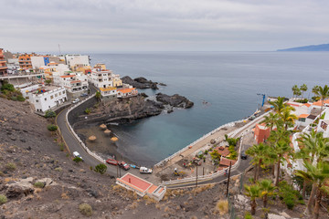 Fototapeta na wymiar Playa de La Arena e isla de La Gomera al fondo, en Puerto de Santiago (Tenerife, Islas Canarias - España).