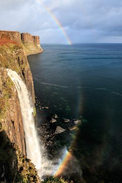 Regenbogen an den Mealt Falls und Kilt Rock auf der Isle of Skye, Schottland