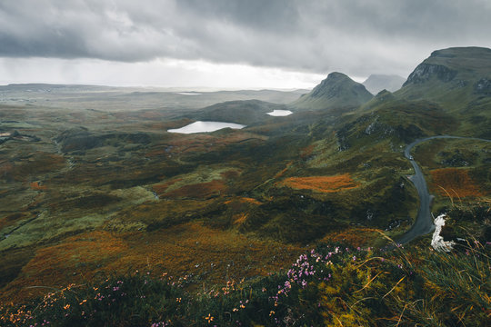 Blick über Quiraing (Isle of Skye, Schottland) an einem regnerischen Herbsttag