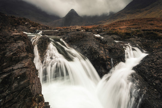 Wasserfälle der Fairy Pools auf der Isle of Skye in Schottland, an einem nebeligen Herbsttag