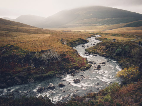 Der Fluss "River Brittle" schlängelt sich den Berg hinunter, Fairy Pools, Isle of Skye, Schottland