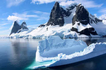 Badezimmer Foto Rückwand Landscape of snowy mountains and icebergs of the Lemaire Channel in the Antarctic Peninsula, Antarctica © Marco Ramerini