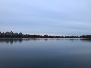 Fototapeta premium central park reservoir night dawn skyline