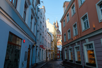 Obraz premium Riga / Latvia - 03 December 2019:Narrow cobblestone street to Dome Cathedral in Riga, Latvia.