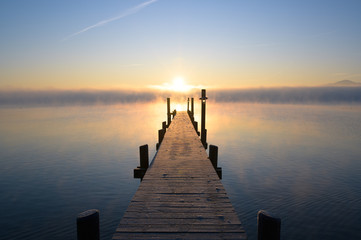 Fototapeta premium Steg am Chiemsee beim winterlichen Sommeraufgang