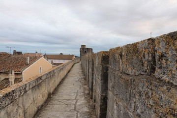 Chemin de ronde sur les fortifications du village de Aigues Mortes - D&eacute;partement du Gard - Languedoc Roussillon - R&eacute;gion Occitanie - France