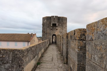 Fototapeta na wymiar Chemin de ronde sur les fortifications du village de Aigues Mortes - Département du Gard - Languedoc Roussillon - Région Occitanie - France