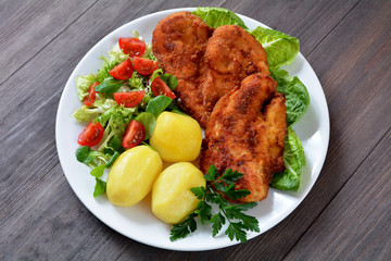 smażone filety z kurczaka, ziemniaki i sałata © robert6666