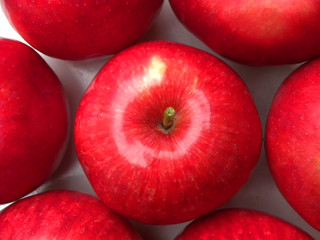 Fototapeta na wymiar ripe red apples, an apple in the center of the plate is beautiful with a shiny red peel