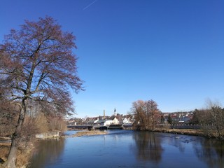 Sonniger Tag mit blauem Himmel im Zschopautal bei Frankenberg in Sachsen, kahle Bäume an der Zschopau, schneeloser Wintertag im Februar, Landschaft im Erzgebirgsvorland, Deutschland