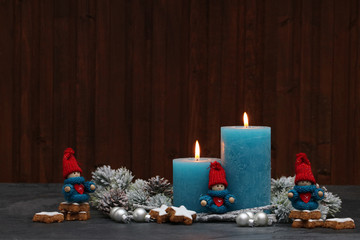 Türkisfarbene Kerzen mit Weihnachtsfiguren