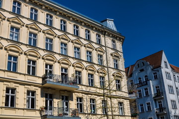 Fototapeta na wymiar sanierte altbauten in berlin charlottenburg, deutschlan
