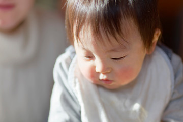 お母さんに見守られる赤ちゃん