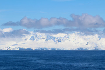 Fototapeta na wymiar Snowy mountain on an island along the coasts of the Antarctic Peninsula, Antarctica