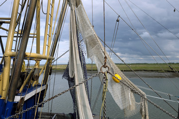 Teilansicht von Krabbenkutter am Wattenmeer an der Nordsee - Stockfoto