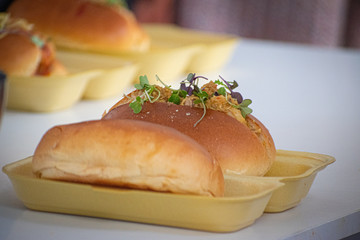 Bocata de guiso de calamar y chile con crujiente de patatas