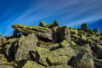 Monte Adarra, piedras, rocas y prados.