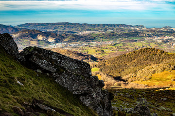 Monte Adarra, piedras, rocas y prados.