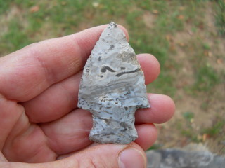 A beautiful Hardin arrowhead point from Reed Springs flint