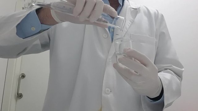  208/5000 Chemist performing operations in the chemistry lab