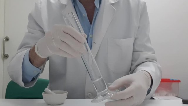  208/5000 Chemist performing operations in the chemistry lab