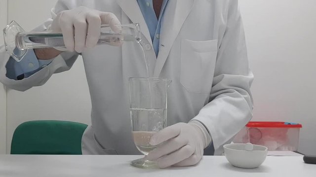  208/5000 Chemist performing operations in the chemistry lab