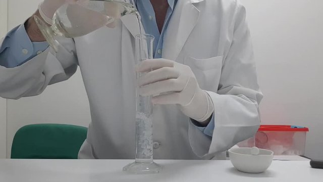  208/5000 Chemist performing operations in the chemistry lab