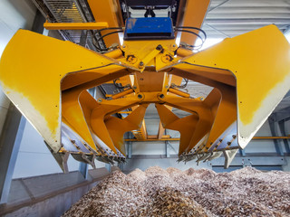 Biomass crane for handling biomass woodchip - obrazy, fototapety, plakaty