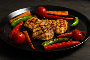 grilled chicken with red and green peppers and tomatoes and carrots