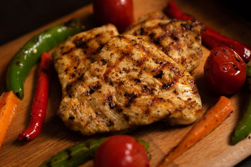 grilled chicken with red and green peppers and tomatoes and carrots