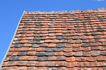 Old Terracotta Tiles on Sunny Roof 7024-042