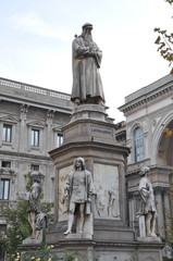 Fototapeta na wymiar ミラノのレオナルド・ダ・ヴィンチ像