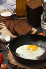 Fried egg with tomatoes and bread