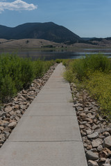 Fototapeta premium A pathway towards Eagle Nest Lake In New Mexico.