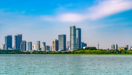 Obraz premium Nanjing Lake Park i Urban Architecture Krajobraz Skyline