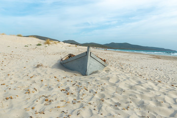 Boot Wrack am Strand in den D&uuml;nen