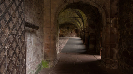 Interior de un castillo medieval de piedra