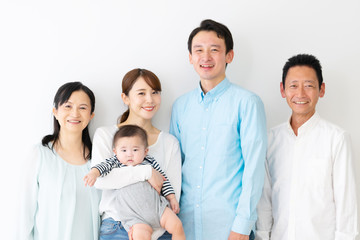 子供を抱っこする3世代家族