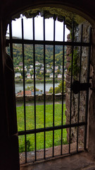 ruinas de castillo medieval con la ciudad al fondo