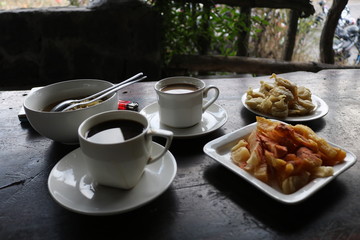 food and drinks are served at the Merapi coffee shop ( Indonesian: Warung Kopi Merapi)..