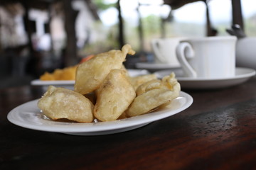 food and drinks are served at the Merapi coffee shop ( Indonesian: Warung Kopi Merapi).