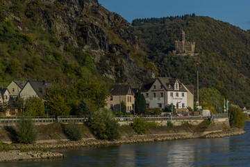 Fototapeta na wymiar castillo en el rio Rin de Alemania