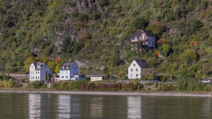 Fototapeta na wymiar Poblado a la orilla del rio Rin