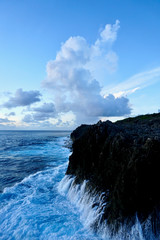 崖に打ち寄せる波