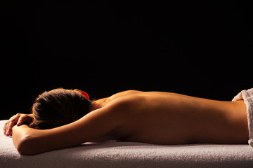 Obraz premium close-up masseur hands doing back massage to female client in spa center