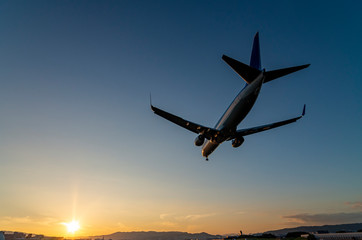 飛行機　着陸　夕焼け