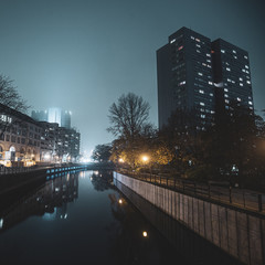 Fototapeta premium Fischerinsel in Berlin bei Nacht, Blick zur Leipziger Straße